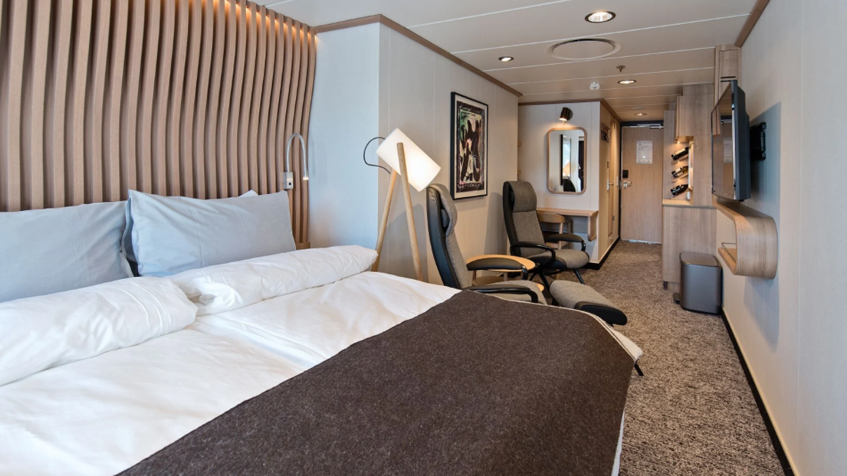 Hurtigruten - MS Fridtjof Nansen - Arctic Superior XT.png